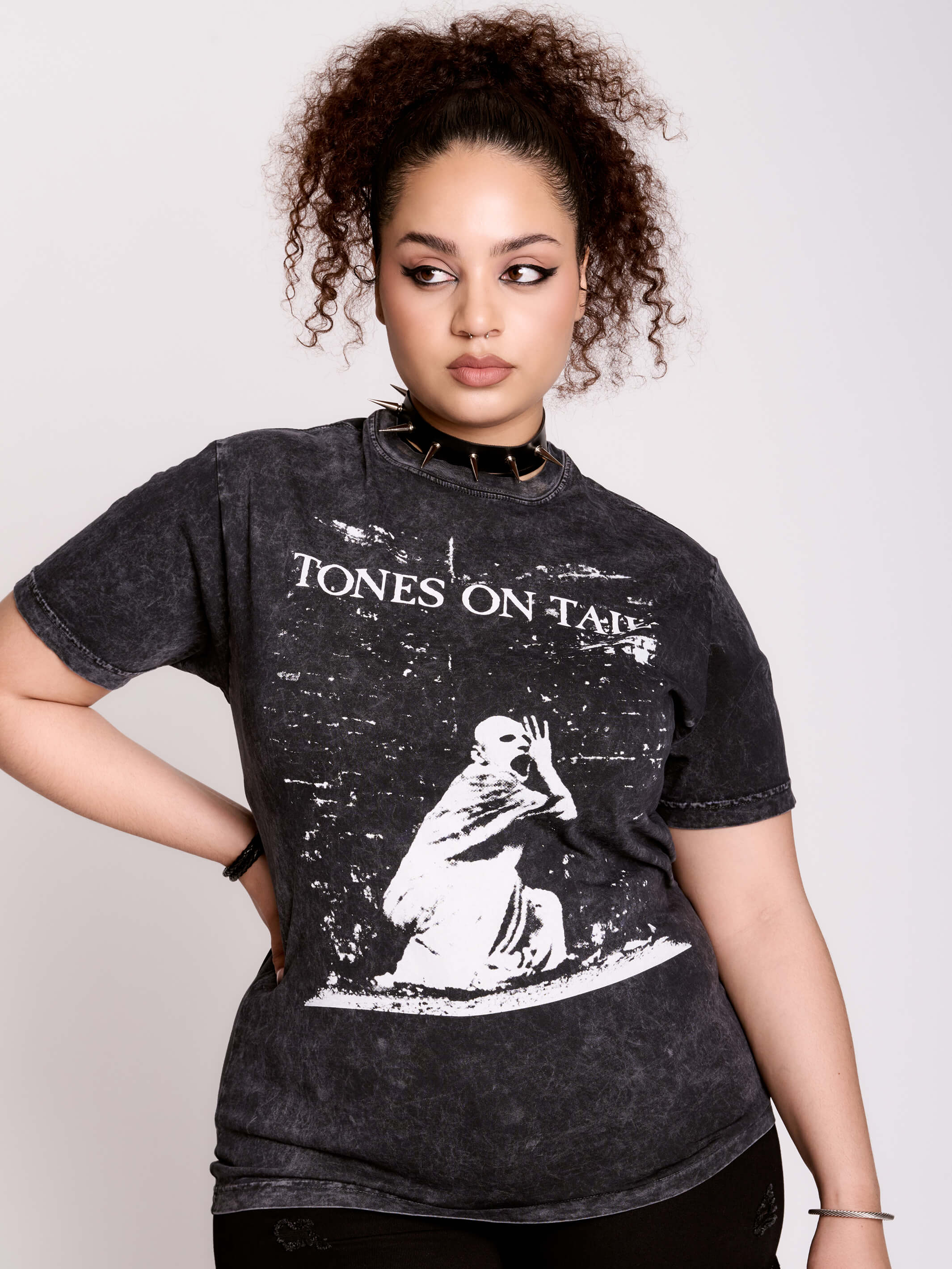 TONES AND TAIL VAMPIRE T-SHIRT